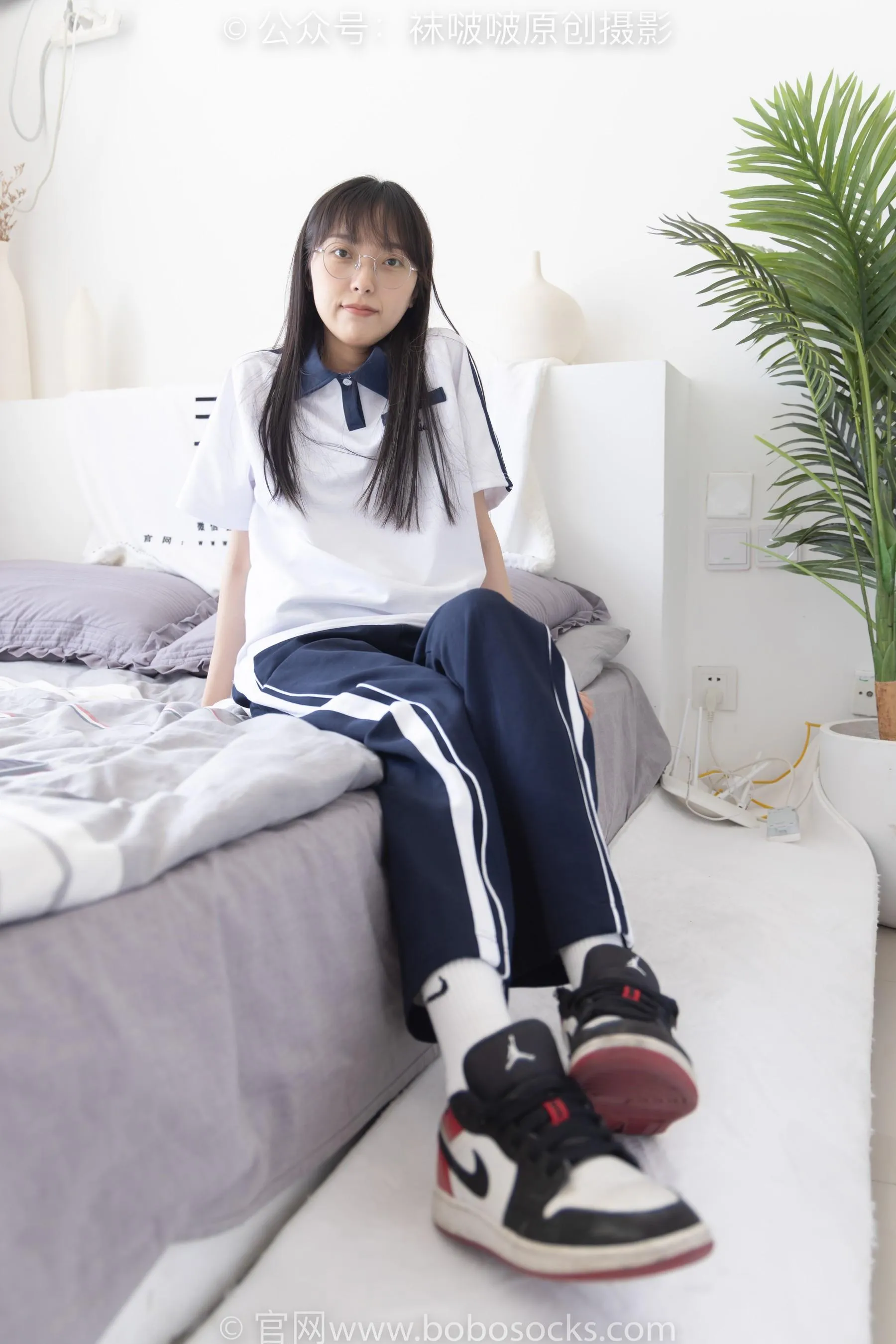 [BoBoSocks袜啵啵]NO.207 稚予-aj板鞋、白棉袜、油亮白丝、校服裤里丝 [87P]插图1